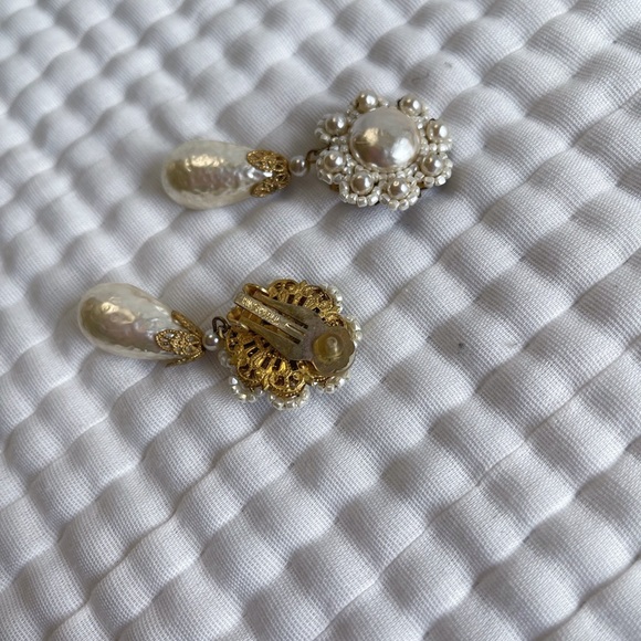 Captivating Miriam Haskell Signed Baroque Pearls Drop Earrings - Picture 2 of 2